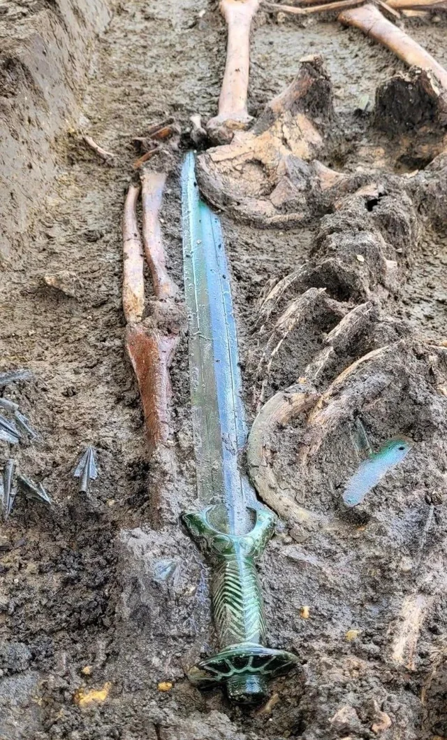 En 2023 se encontró una espada de 3400 años de antigüedad increíblemente bien conservada en Nördlingen, Alemania.