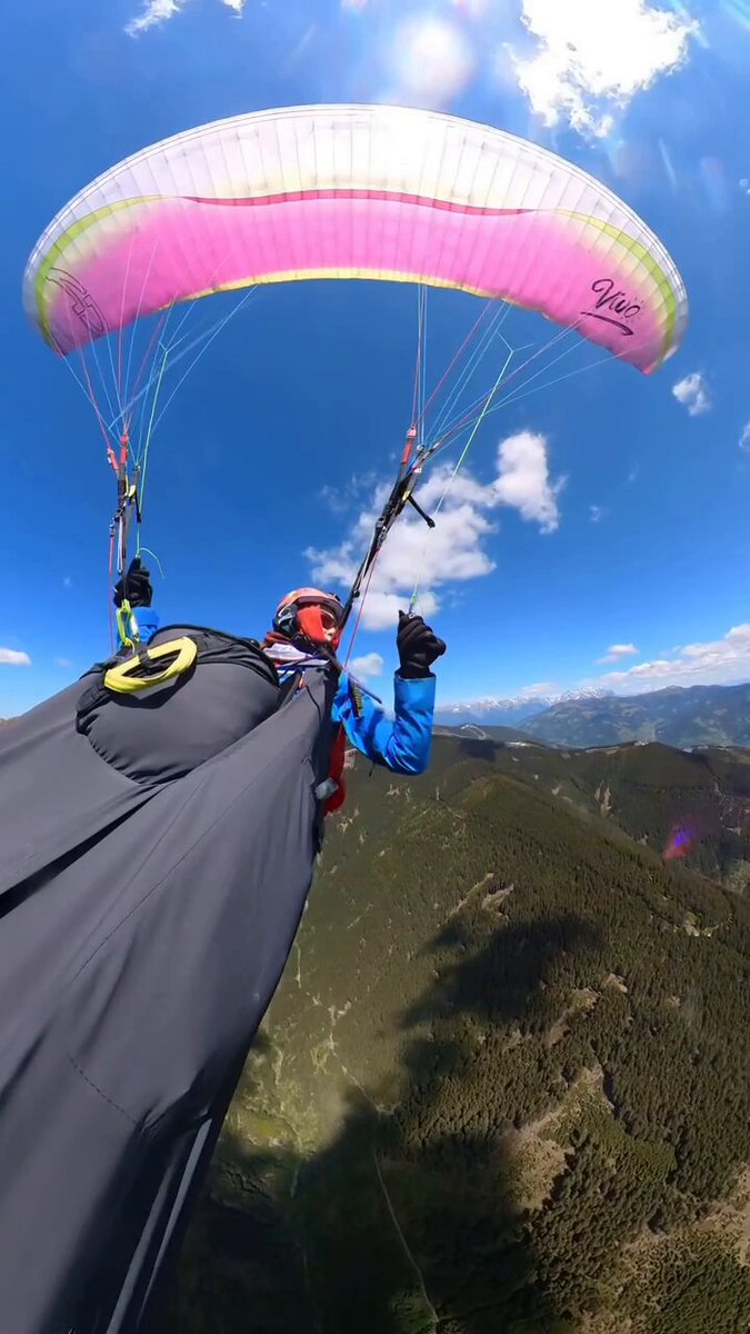 Una parapentista es arrollada por una avioneta Cessna 172 cerca del pueblo austriaco de Zell am See.