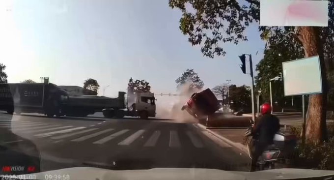 Un BYD choca contra un camión a velocidad infernal.