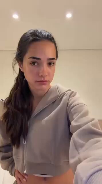 Hace un documental de su relación con otro chaval y un mes después se queja de que no quiere que se hable de su relación. Vivimos en una distopia constante.