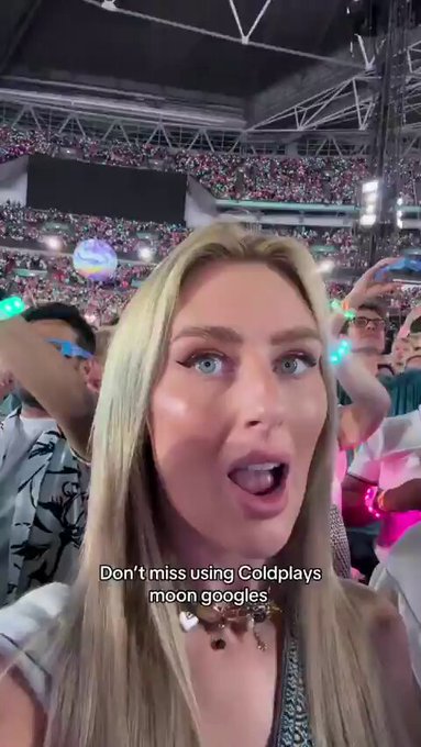 Coldplay regalando gafas de plástico y haciendo un show de pirotecnia que contamina el aire después de cantar una canción sobre cuidar el medio ambiente.