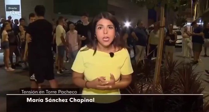 Vecinos se reúnen para protestar por la creciente inseguridad en las calles. Reportera de RTVE: "Ya saben que esta movilización ha sido convocada por grupos de extrema derecha..."