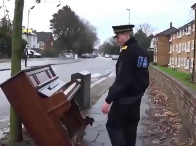 Un policía londinense se encuentra un piano tirado en la calle.