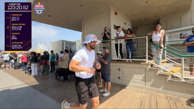 El ultramaratoniano alemán Arda Saatçi ha completado su ultramaratón de 600 km desde Death Valley hasta Santa Mónica en tan solo 123 horas.