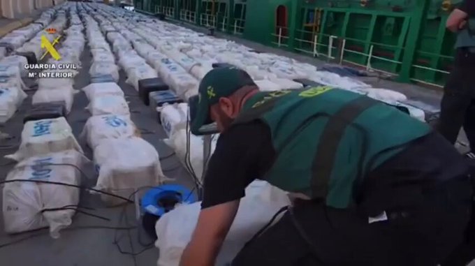 El mayor aIijo incautado en la historia de España: 1.279 fardos de coca (30.215 kg) con un valor que supera los 800 millones en el mercado.
