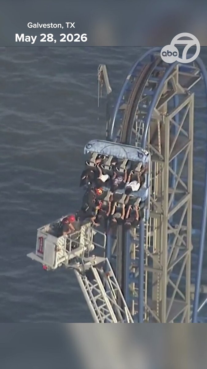 Ayer tuvieron que rescatar a ocho personas que se habían quedado atrapadas en la parte alta de una montaña rusa de Galveston, Texas.