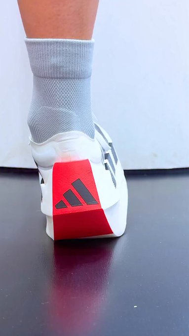Aquí tenéis las nuevas zapatillas de running de Adidas, a la venta por el módico precio de 500€