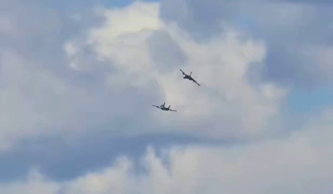 Dos aviones de combate F/A-18 de la Marina de EE.UU. colisionan en el aire mientras actuaban en un espectáculo aéreo en Idaho.