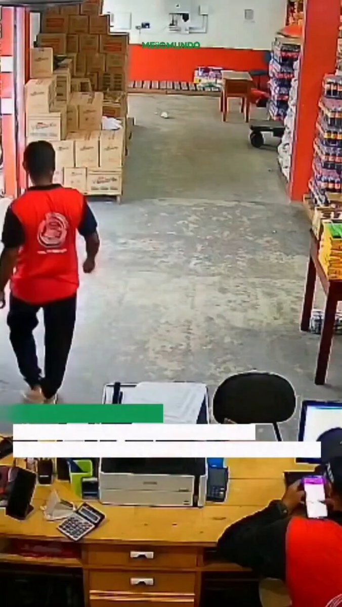 Dos ladrones entran a robar a una ferretería y uno de ellos se vuelve a casa con -1 brazos.