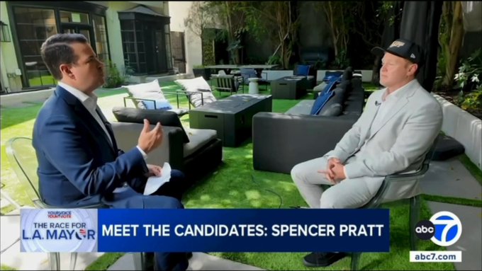 Spencer Pratt, candidato a la alcaldía de Los Ángeles (California), responde al reportero después de que le preguntaran sobre su plan para los sin techo: dice que todos terminarán en Seattle.