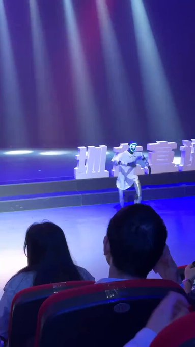 La reencarnación de Michael Jackson en robot va un poco regulín.