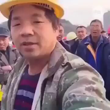 Un chino compara los cascos de trabajo entregados a los trabajadores (amarillos) y a los jefes (rojos).