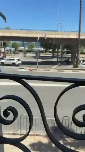 Un agradable sujeto intenta robar varias motos en plena carretera.