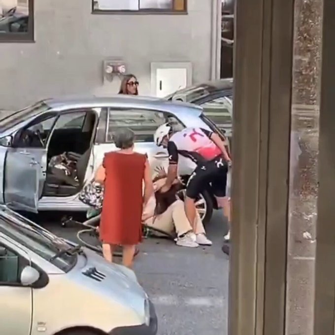 Un biciclista agrede a una conductora en plena calle después de golpear el retrovisor de su coche (Portugal).