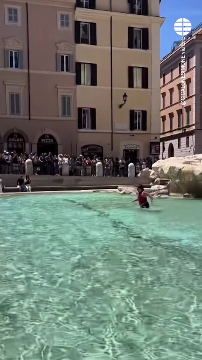 Una turista se lanza a la Fontana di Trevi en Roma para refrescarse por la ola de calor