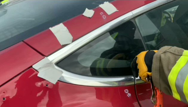 Así se desconecta la batería de un Tesla en caso de emergencia.
