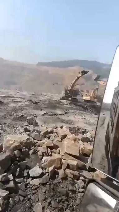 En China, las canteras de piedra adjudicadas simultáneamente a dos empresas se convirtieron en el escenario de batallas de excavadoras.