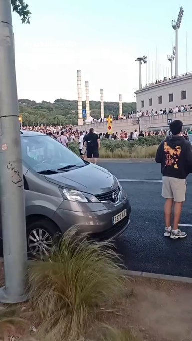 Concierto de Bad Bunny en Barcelona: "Más de 10.000 personas están fuera por NO conseguir entrada a última hora".