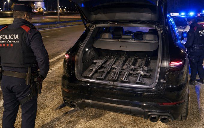 Los Mossos acaban de encontrar en un Porsche Cayenne varios fusiles de Asalto AK-47 en la localidad de Figueres hacia Barcelona por la A-7, los integrantes de origen árabe han escapado.