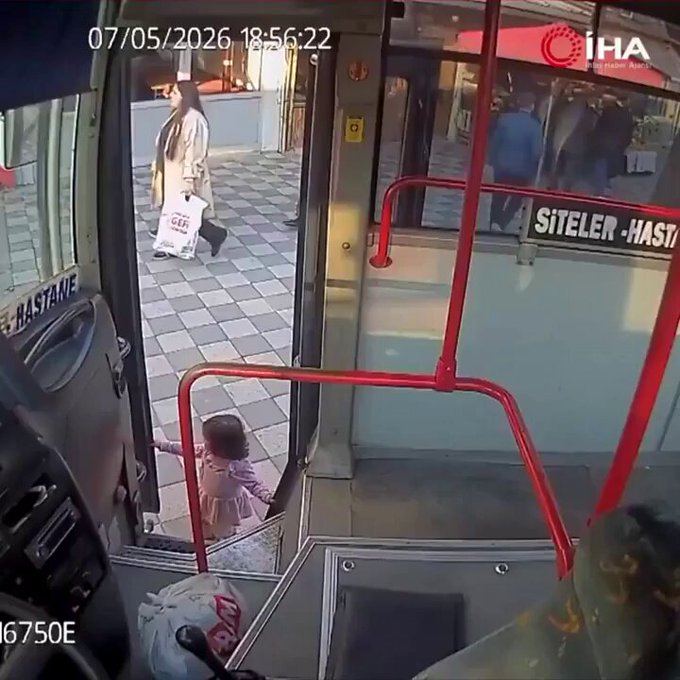 Una niña pequeña se sube a un autobús sin que nadie se dé cuenta.