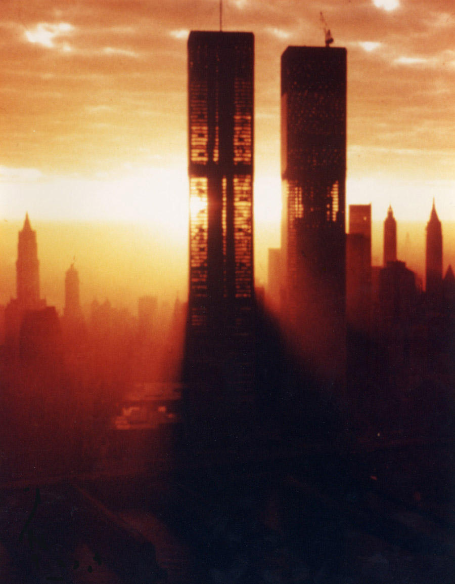 Luz solar atravesando la estructura de acero sin revestimiento de las Torres Gemelas durante su construcción.