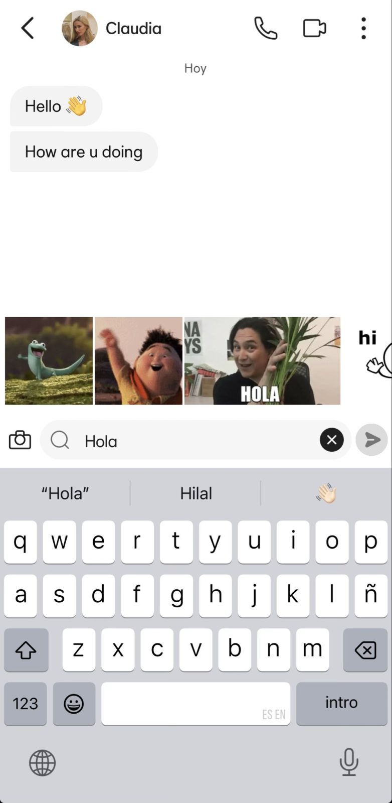 En Bumble en Arabia si quieres mandar un gif que diga “hola”, la tercera opción es Ada Colau asomándose tras una planta.