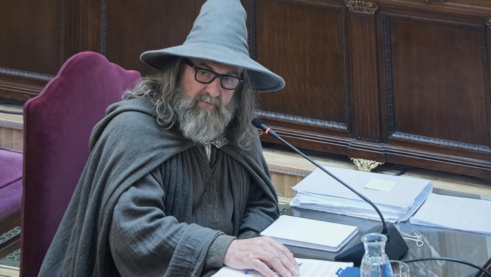 "Y entonces tuvimos que parar en una posada de elfas premium de Gondor para calmar al señor Abalorn."