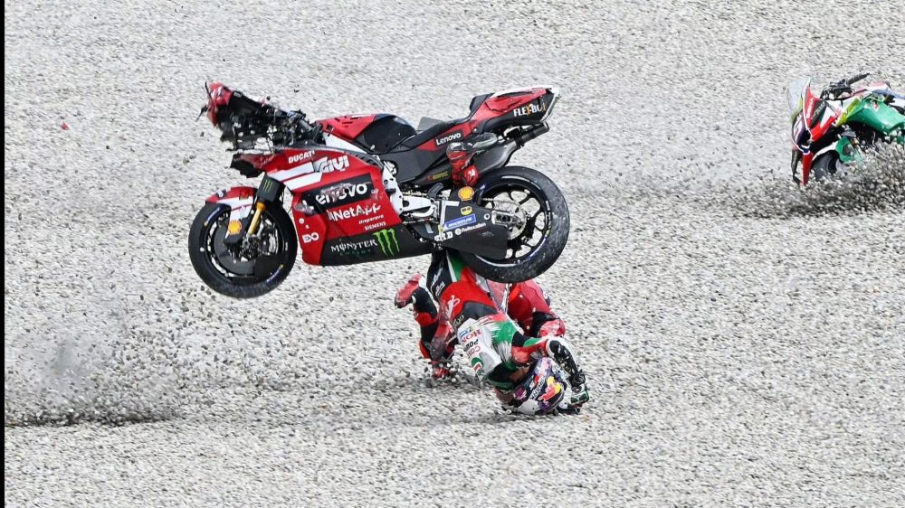 El feo accidente de Zarco ayer en la carrera de MotoGP.