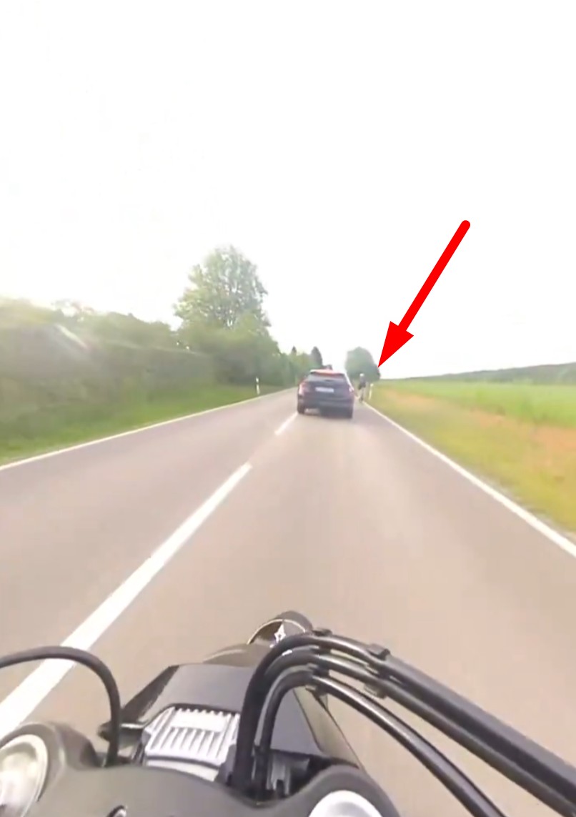 Motorista se acerca al coche que me precede con la intención de adelantarlo, pero justo en ese momento el coche frena y se lo come con patatas.