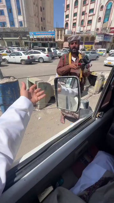 En Saná (Yemen) los vendedores ambulantes te ofrecen comprar armas mientras vas conduciendo.