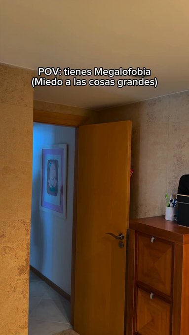 POV: Tienes Megalofobia (Miedo a las cosas grandes).