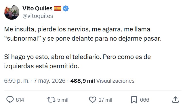 Vito Quiles le regala una cuchilla de afeitar a una periodista de TelePablo.