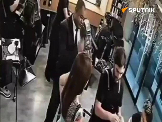 Una mujer apuñaIa a su peluquero porque no le gustó cómo le había dejado el flequillo.