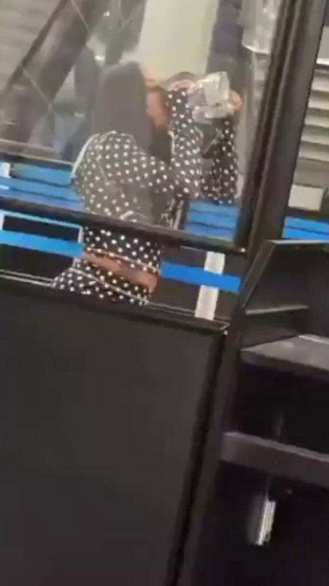 Una mujer casi se bebe una botella entera de tequila después de que le dijeran que no podía llevarla a bordo en un aeropuerto de EE.UU.