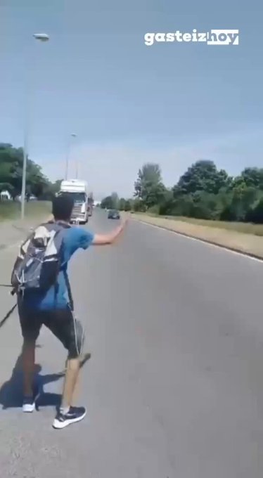 Una moto choca contra un coche en un aparatoso accidente en Jundiz (Vitoria).