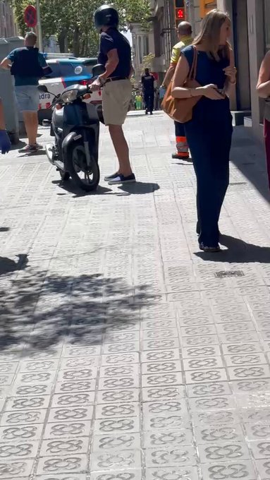 Te dice la policía que desalojes el lugar por una emergencia y sale la Charo con un spray a gasear al policía.