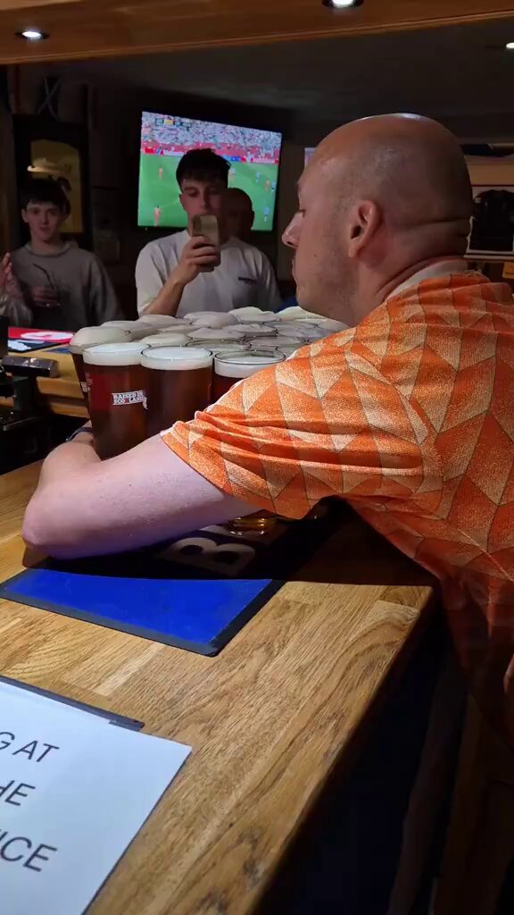 Un aficionado holandés decide llevarse 26 pintas de un solo viaje sin usar bandeja.