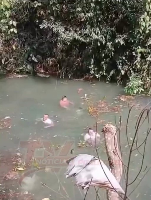 Se bañan en un río usando una presa improvisada y... acaba rompiéndose.