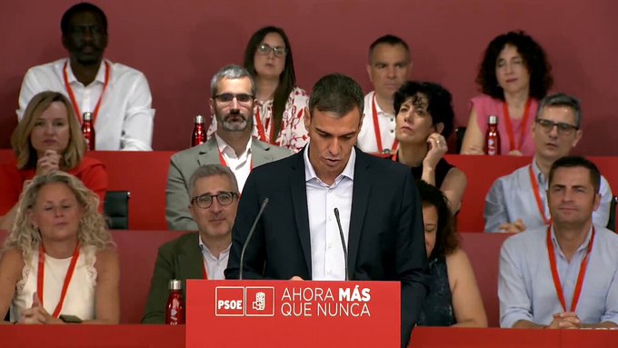 Sánchez: “Puedo entender el enfado de la corrupción, me hago cargo (...) Pasar 30 minutos frente al televisor te hace pensar que todos somos iguales, pero no es cierto. No es lo mismo mandar a 700.000 jóvenes a buscar empleo fuera de España, que crear tres millones”.