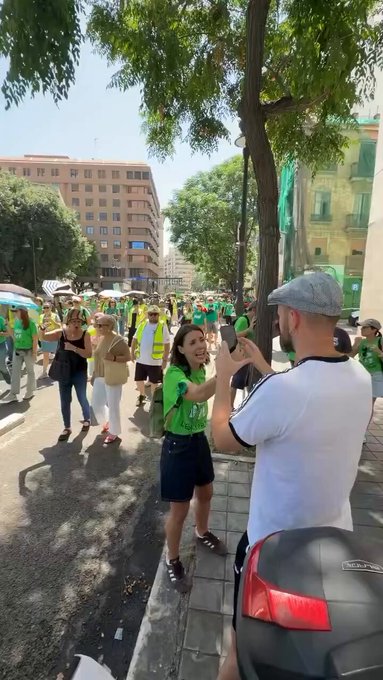 Tiene hasta un pvto calvo para sostenerle el móvil mientras simula un vídeo selfie improvisado