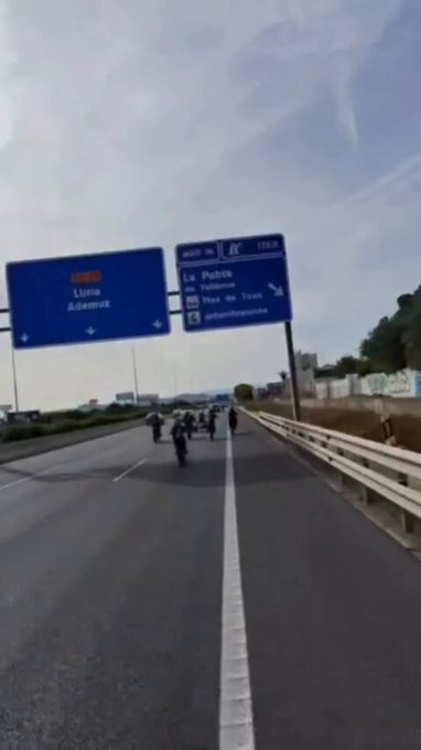 Unos motoristas torean a la Guardia Civil.