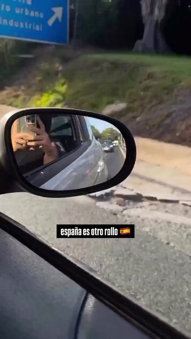 Graban a una pareja en actitud más que cariñosa mientras circulan con el coche por Marbella.