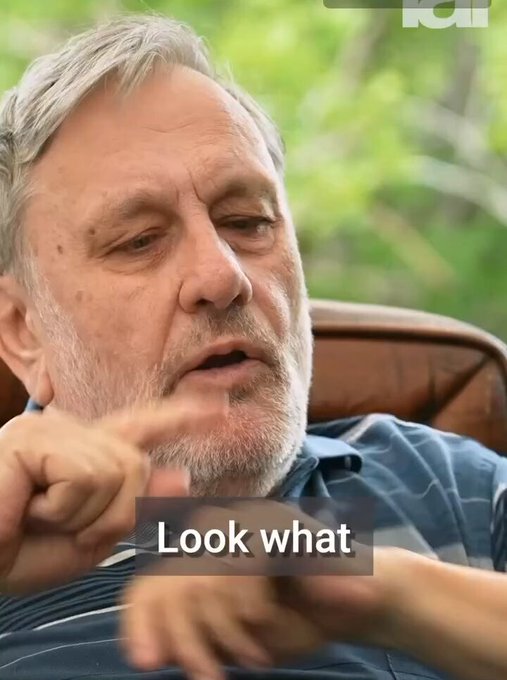 Solo un filósofo como Slavoj Žižek sabría conectar la Inteligencia Artificial, el sexo y el descenso de coeficiente intelectual que está dándose en todo el mundo desde 2010.