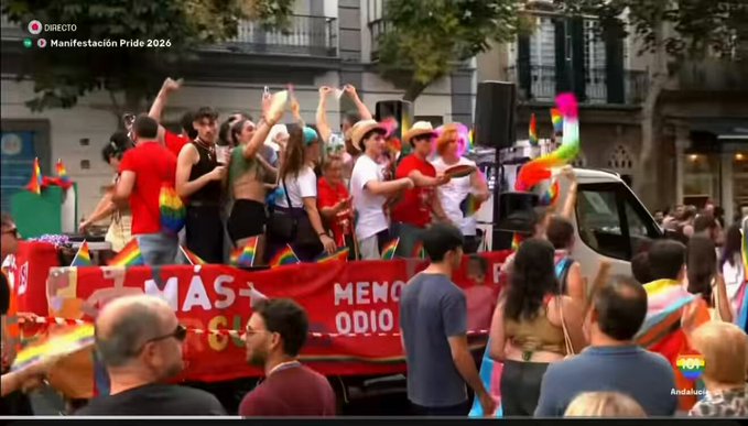 "Tengo unas amiguitas que se han puesto un burka y han troleado al orgullo de Sevilla, y los comentaristas se lo han tragado como subnormaIes"
