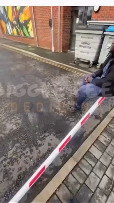 Tres mujeres de la policía británica intentan detener a un sujeto que acaba escapándose mientras se ríe a carcajadas.