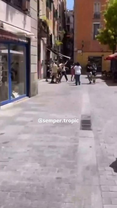 Intenta robar un reloj de alta gama y los vecinos lo interceptan y lo linchan recuperando el reloj en el barrio de Santa Caterina en Barcelona.