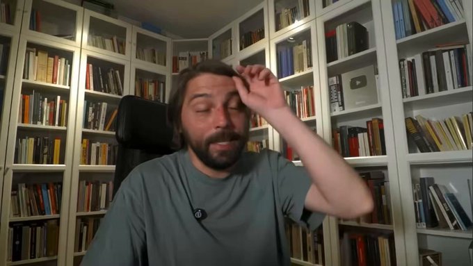 Ver a Pedro Vallín, el tío más insoportable del planeta, asfixiándose en directo cuando le plantan la foto con Leire Díez es una de las experiencias más placenteras que vais a tener.