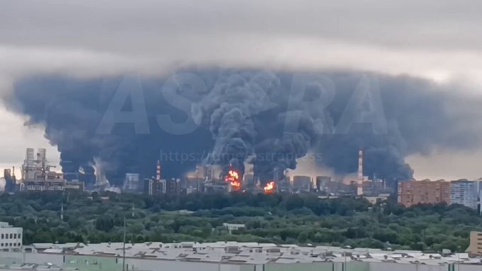 Así luce el mega incendio provocado por drones ucranianos en una refinería rusa.