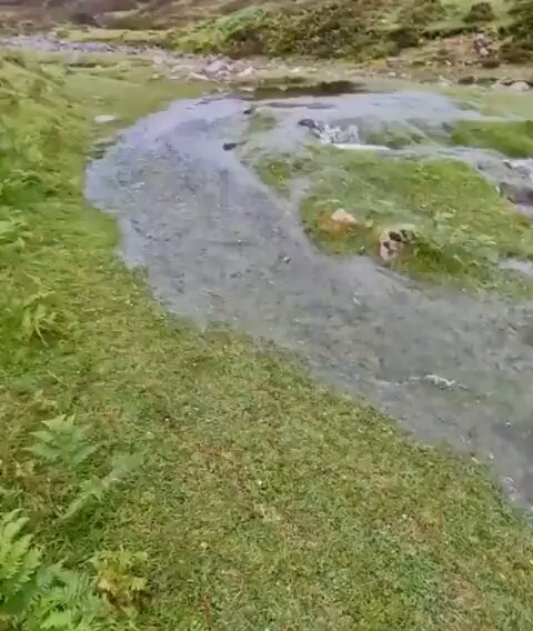 El misterioso río que parece brotar de la nada.
