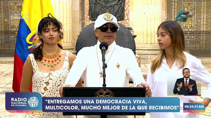 Parece un personaje de Sacha Baron Cohen, pero es el presidente de Colombia.